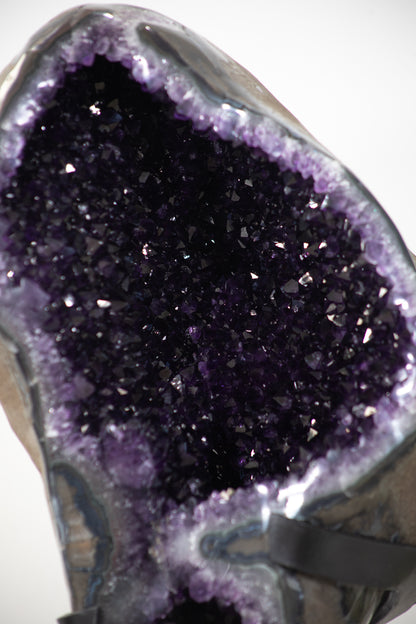 Amethyst-Geode XXL mit weit geöffneter Kristallkammer, in exklusiver Premiumqualität