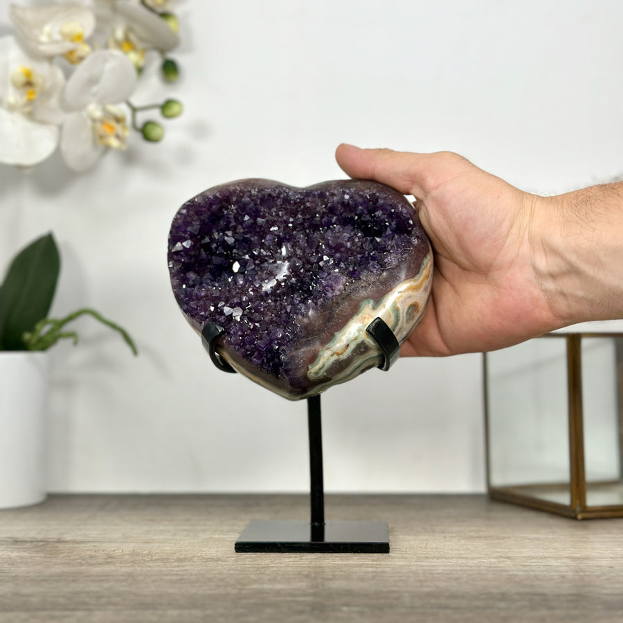 Amethyst-Jaspis-Herzskulptur mit kontrastreicher Jaspis-Matrix und violetter Kristallzone