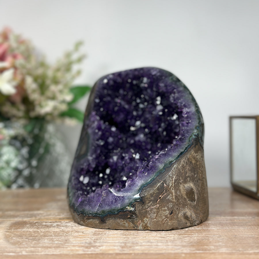 Amethyst-Geode mit wunderschön funkelnder Kristallkammer