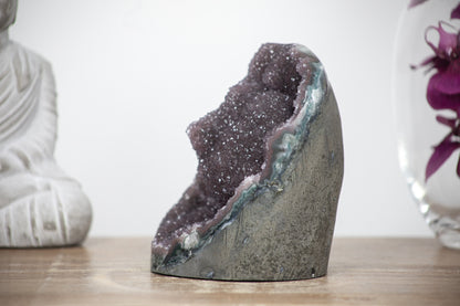 Amethyst-Druse mit violetter Kristallstruktur und Jaspis-Schale
