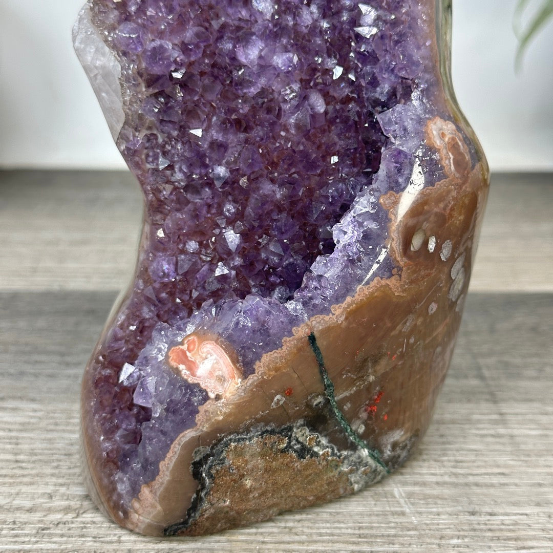 Amethyst-Geode in Sammlerqualität mit Kalzitformation und grüner Jaspis Schale