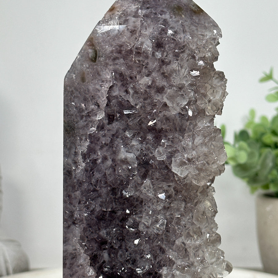 Amethyst-Obelisk mit klar ausgebildeter Kristallstruktur