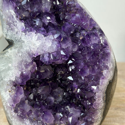 Amethyst-Kathedrale mit tiefvioletten Kristallspitzen und klarer architektonischer Struktur