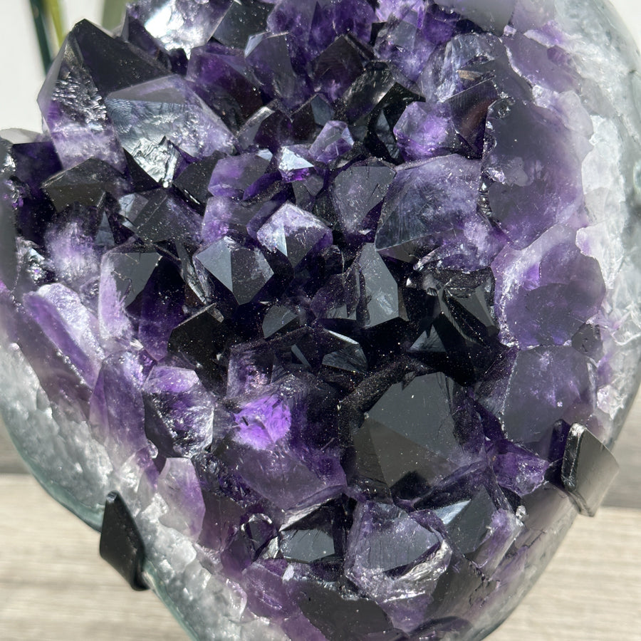 Amethyst-Geodencluster mit großflächigen, kraftvoll gewachsenen Kristallspitzen