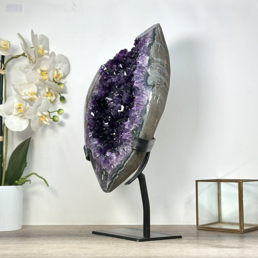 Amethyst-Kristall XL mit monumentaler Präsenz und tiefvioletten Schattierungen