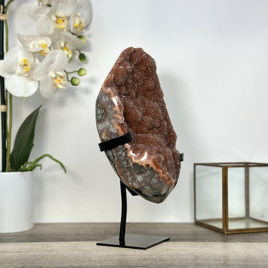 Druzy-Kristall mit fein kristallisierter, orangefarbener Oberfläche