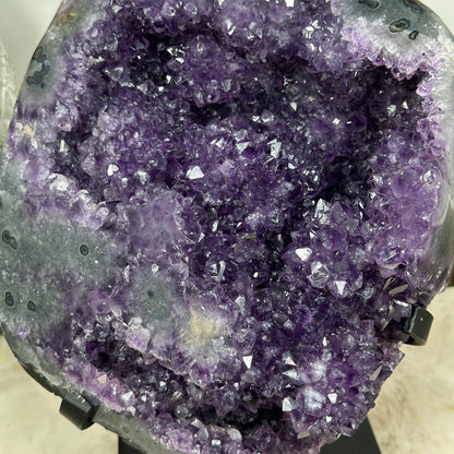 Amethyst-Geode mit außergewöhnlicher Kristallformation und plastischer Struktur, in exklusiver Premiumqualität