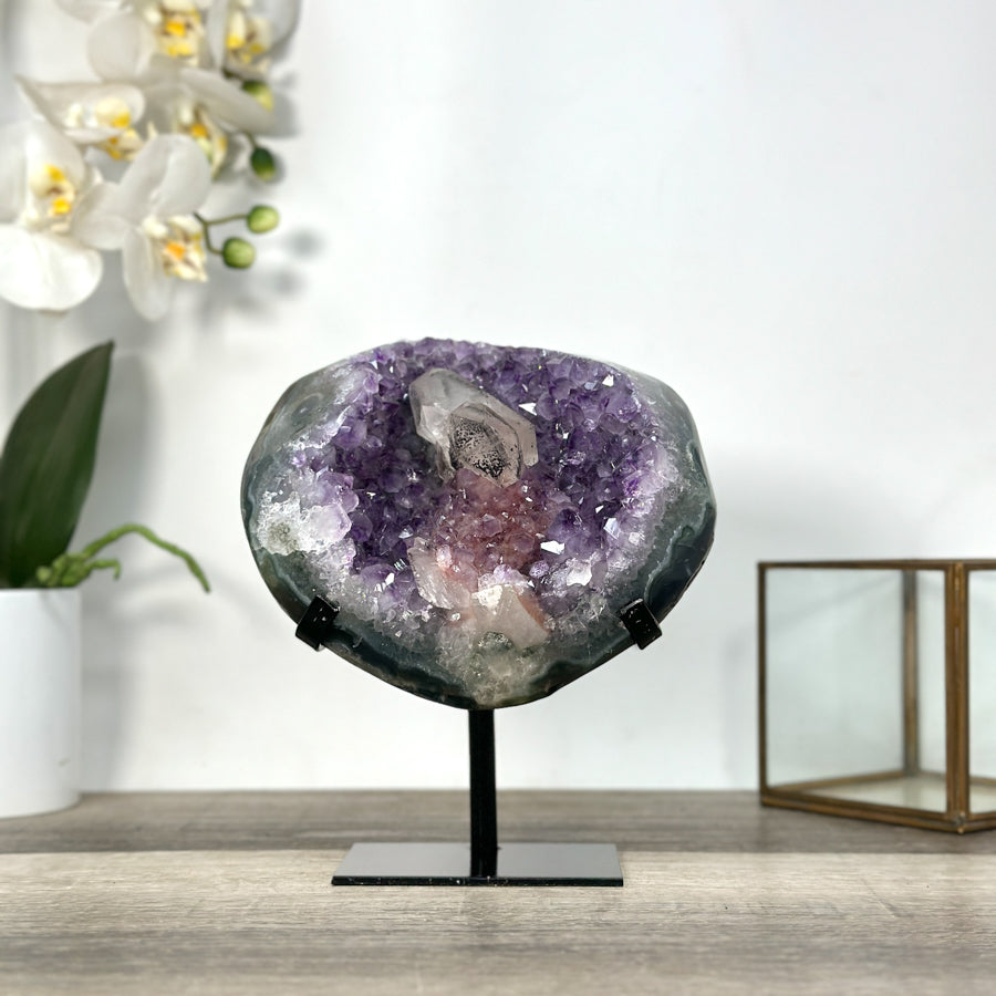 Amethyst-Geode mit Kalzitformation und kontrastreicher Kristallstruktur