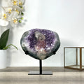 Amethyst-Geode mit Kalzitformation und kontrastreicher Kristallstruktur