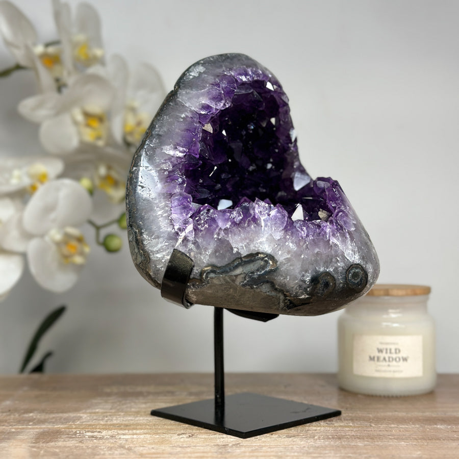 Amethyst-Geode mit stark strukturierter Kristallkammer