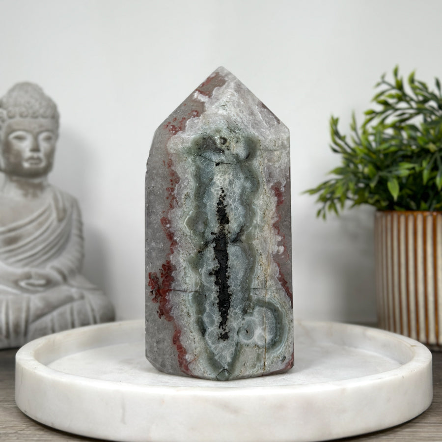 Amethyst-Grünjaspis-Obelisk mit vielschichtiger Naturstruktur