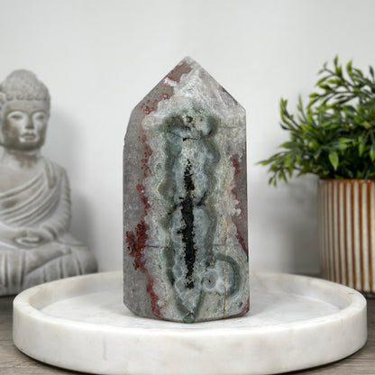 Amethyst-Grünjaspis-Obelisk mit vielschichtiger Naturstruktur