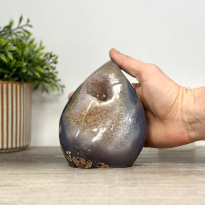 Achat-Quarz-Geoden-Flammenskulptur mit gebänderter Gesteinsstruktur