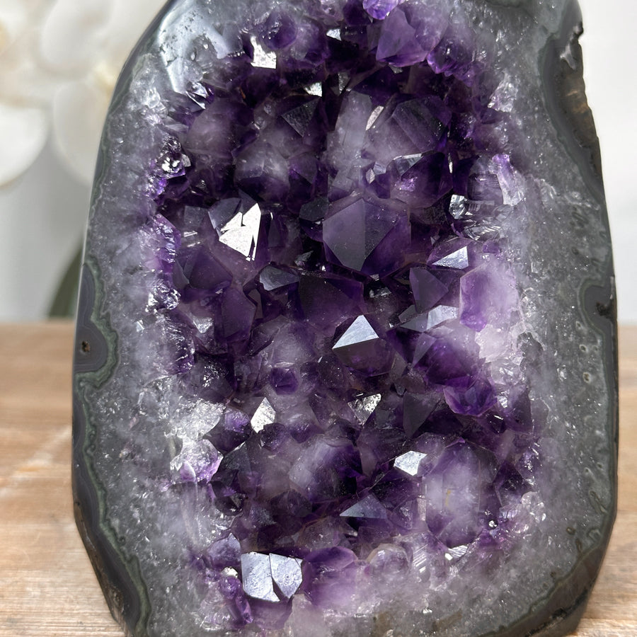 Amethyst-Kathedrale mit großkristalliner, tiefvioletter Kristallbildung