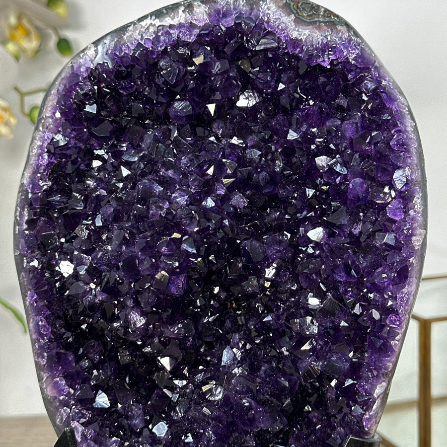 Amethyst-Geode mit klar ausgebildeter Kristallstruktur, in hochwertiger Naturqualität