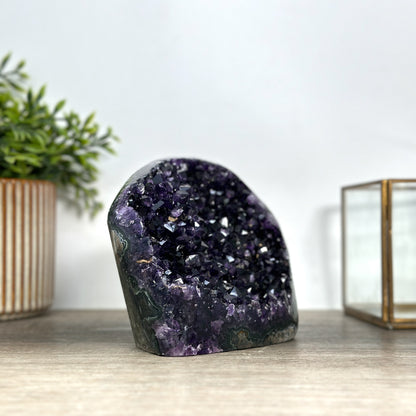 Amethyst-Kathedrale mit intensiv tiefvioletter Kristallzone, in exklusiver Premiumqualität