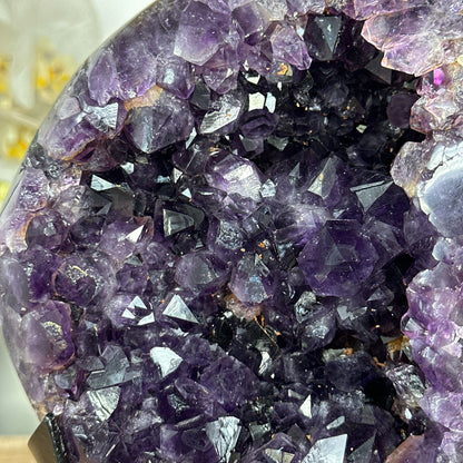 Amethyst-Cluster mit groß gewachsener, tiefvioletter Kristallzone
