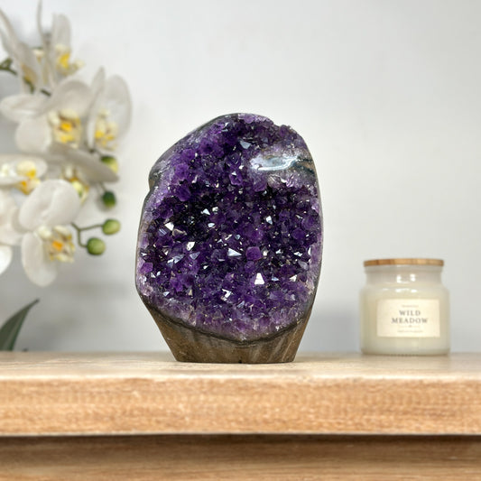 Amethyst-Druse mit großkristalliner, tiefvioletter Kristallstruktur