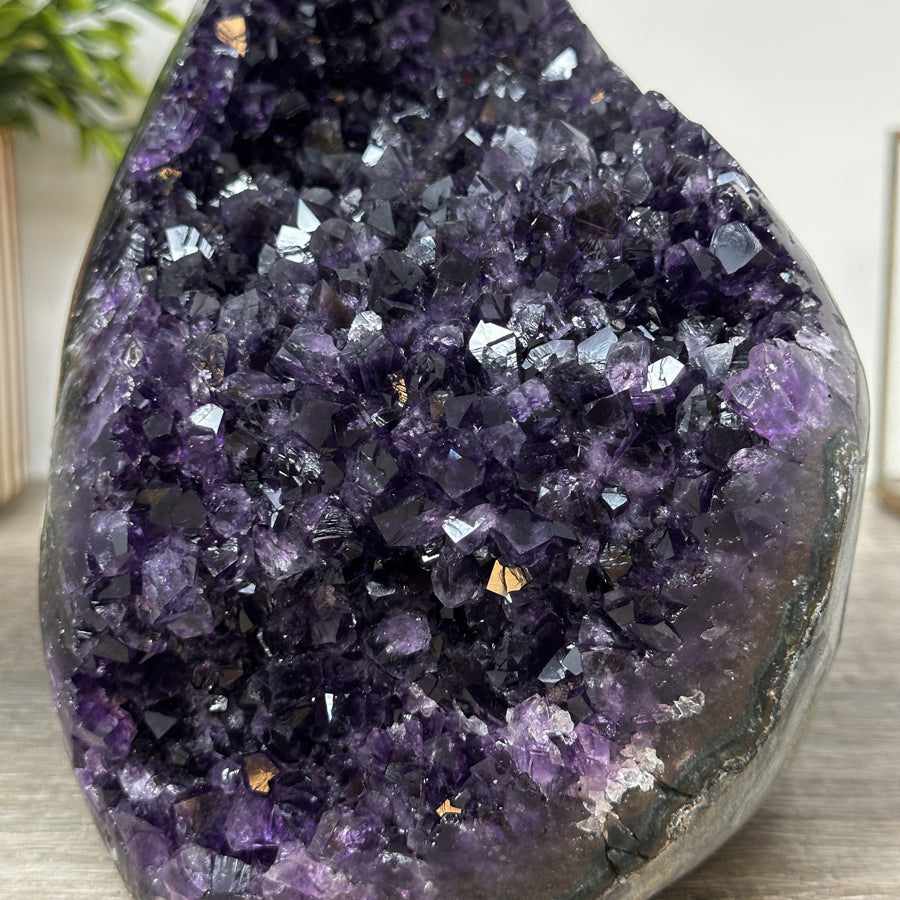 Amethyst-Kathedrale mit tiefvioletter Kristallfläche in hochwertiger Naturqualität
