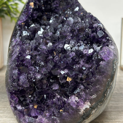 Amethyst-Kathedrale mit tiefvioletter Kristallfläche in hochwertiger Naturqualität
