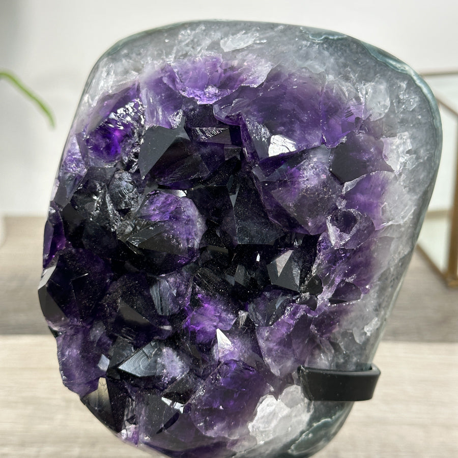 Amethyst-Geode mit intensiv tiefvioletter Kristallarchitektur