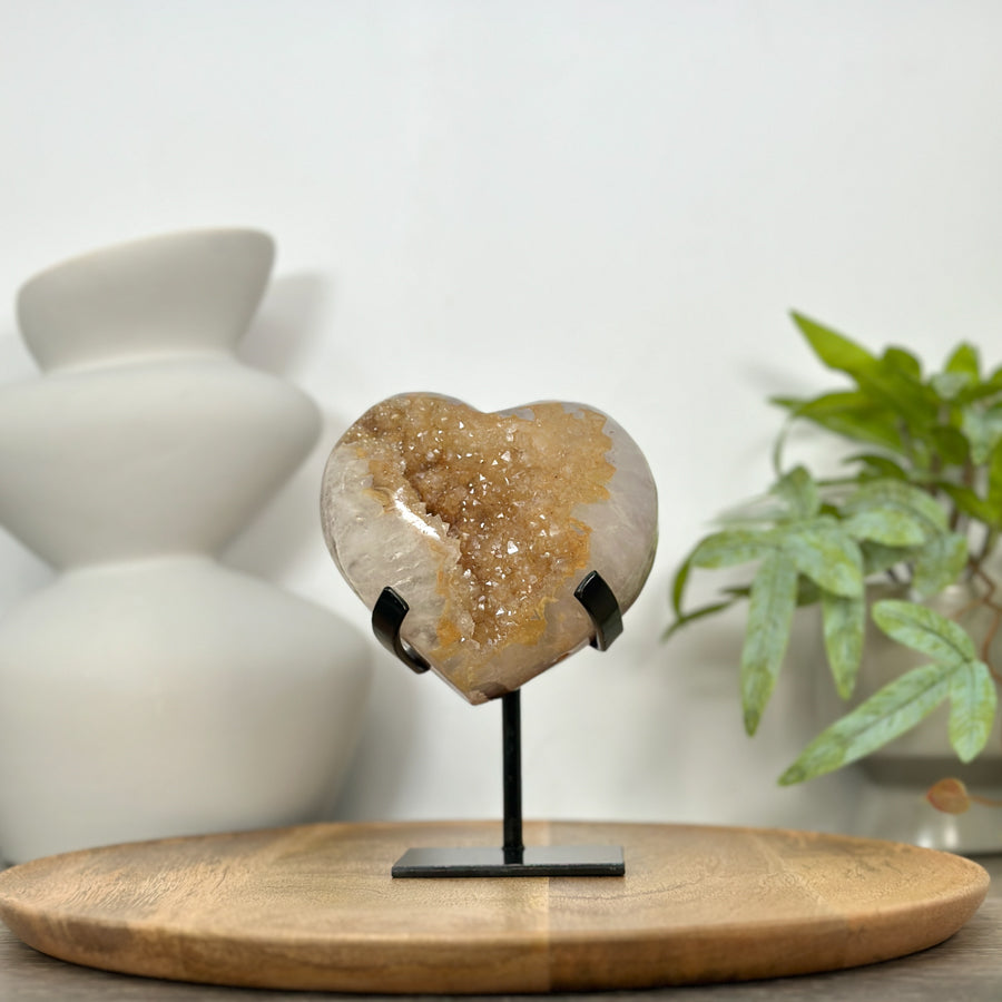 Gelbe Quarz-Herzskulptur mit transparenter, lichtreflektierender Kristallstruktur