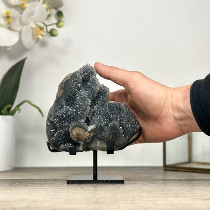 Natürliche Quarz-Skulptur mit stalaktitischer Bildung und strukturierter Oberfläche