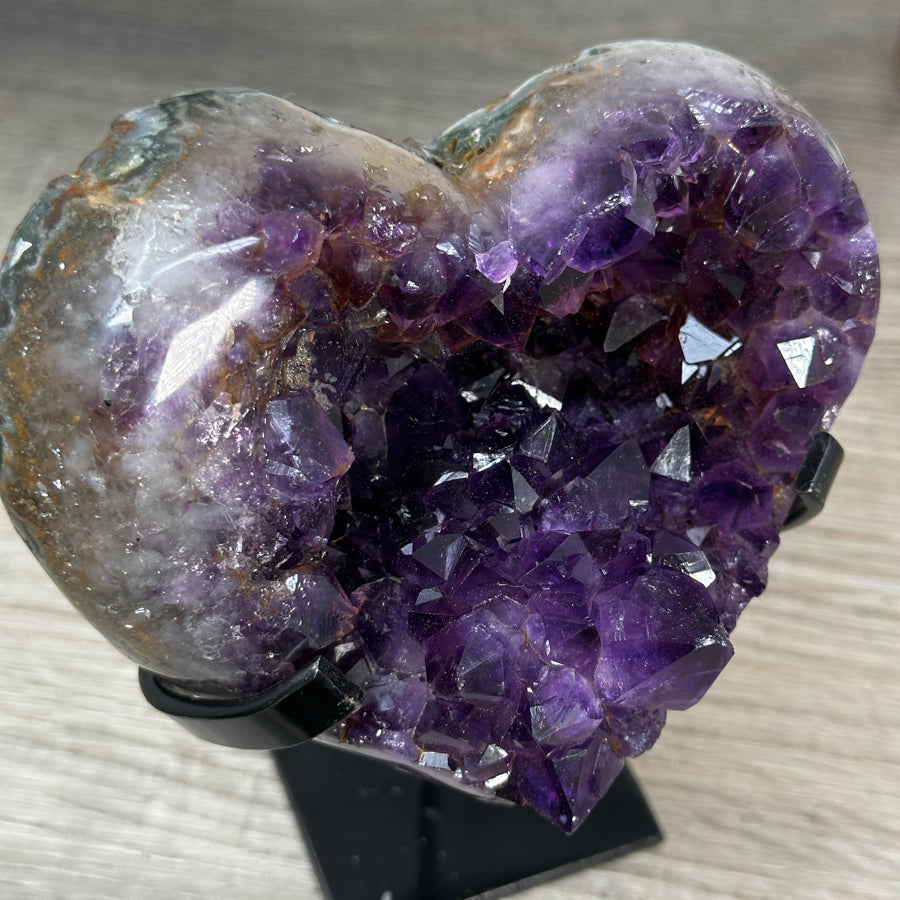 Amethyst-Kristallherz mit dicht gewachsener, tiefvioletter Kristallstruktur