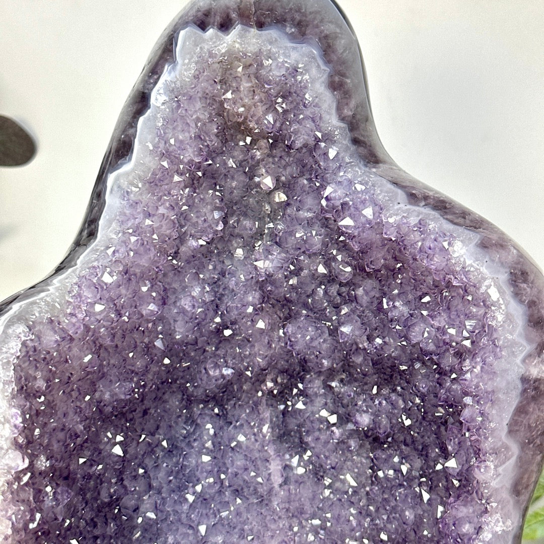 Amethyst-Geode XXL mit massiver raumprägender Präsenz