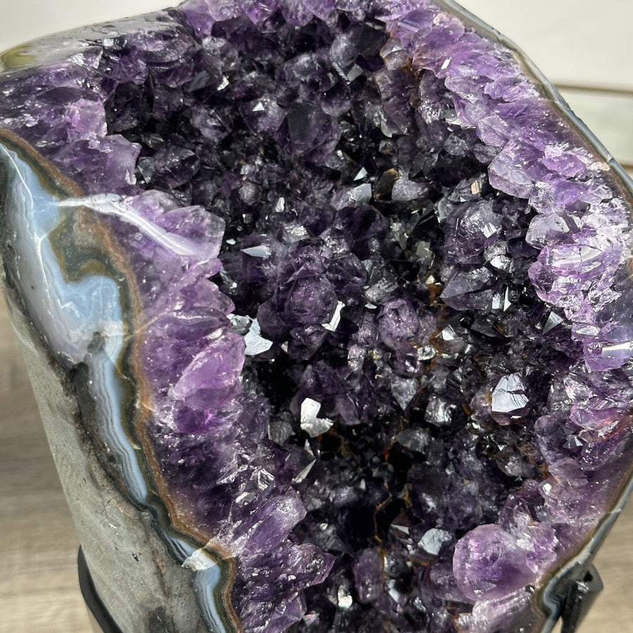 Amethyst-Geode mit intensiv blau gerahmter Achat-Schale, in hochwertiger Naturqualität