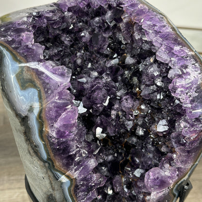 Amethyst-Geode mit intensiv blau gerahmter Achat-Schale, in hochwertiger Naturqualität