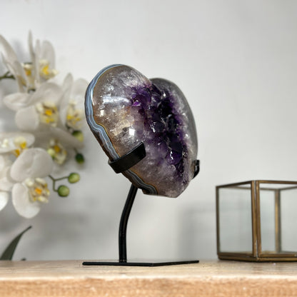 Amethyst-Blauachat-Herzskulptur mit gebänderter Achatstruktur und violetter Kristallzone