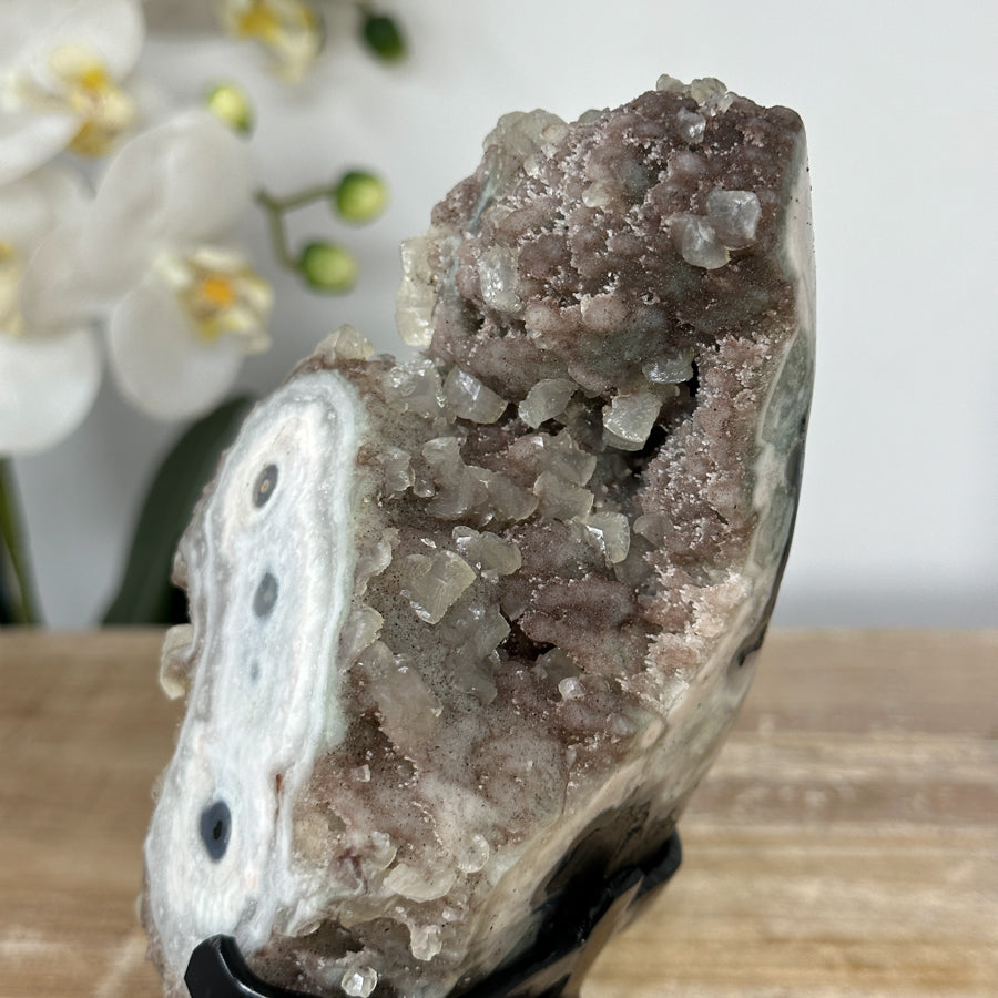 Jaspis-Quarz-Druzy-Stalaktit mit aufgewachsener Kalzit-Kristallbildung