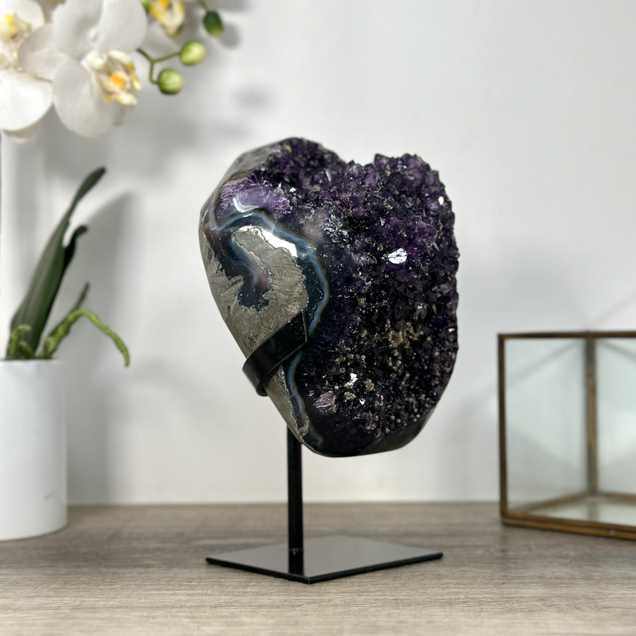 Amethyst-Kristall mit intensiv blauer Achat-Schale, in ausgewählter Spitzenqualität