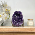Amethyst-Druse mit klar geöffneter Kristallkammer und violetter Kristallstruktur
