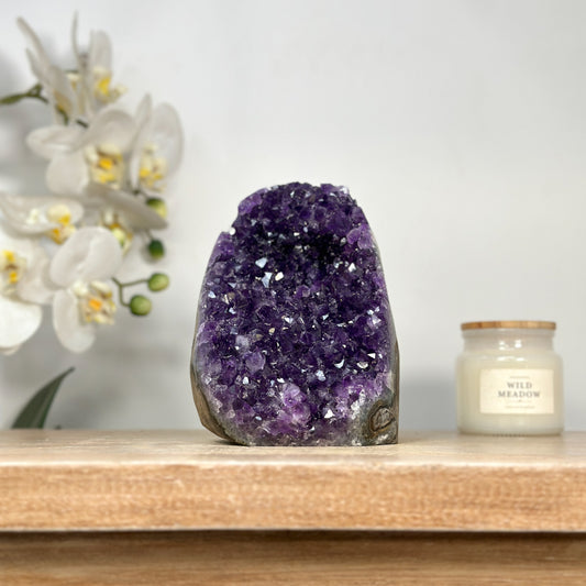 Amethyst-Druse mit klar geöffneter Kristallkammer und violetter Kristallstruktur