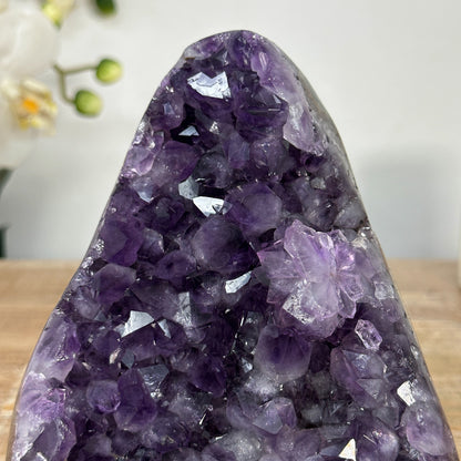 Amethyst-Druse mit dicht gewachsener Kristallfläche und violetten Kristallspitzen