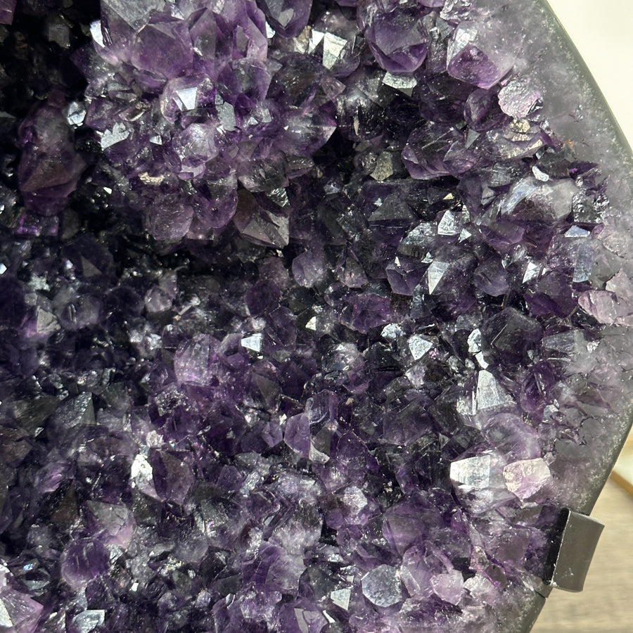 Amethyst-Geode mit groß gewachsener Kristallfläche