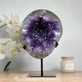 Amethyst-Geode mit weit geöffneter Kristallkammer