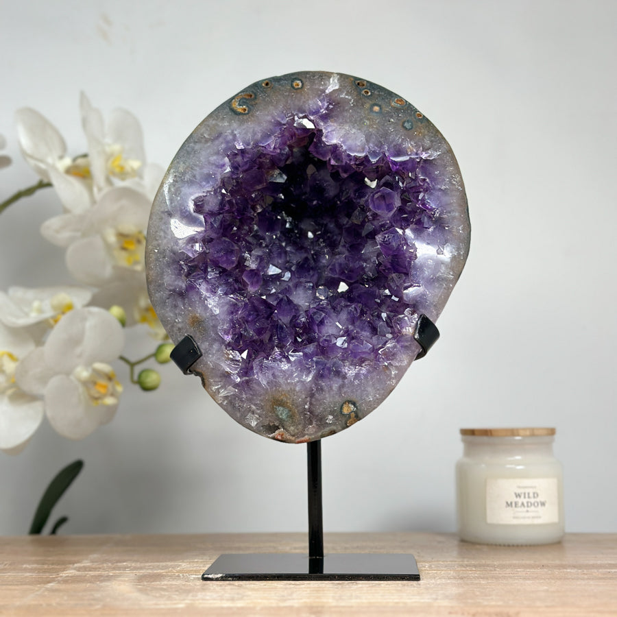 Amethyst-Geode mit weit geöffneter Kristallkammer