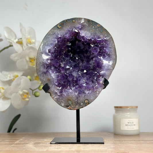 Amethyst-Geode mit weit geöffneter Kristallkammer