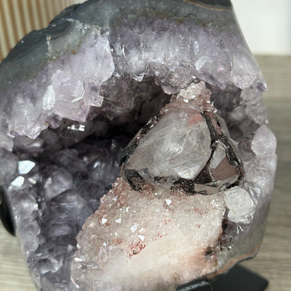 Amethyst-Geode mit markanter Kalzit-Einlagerung