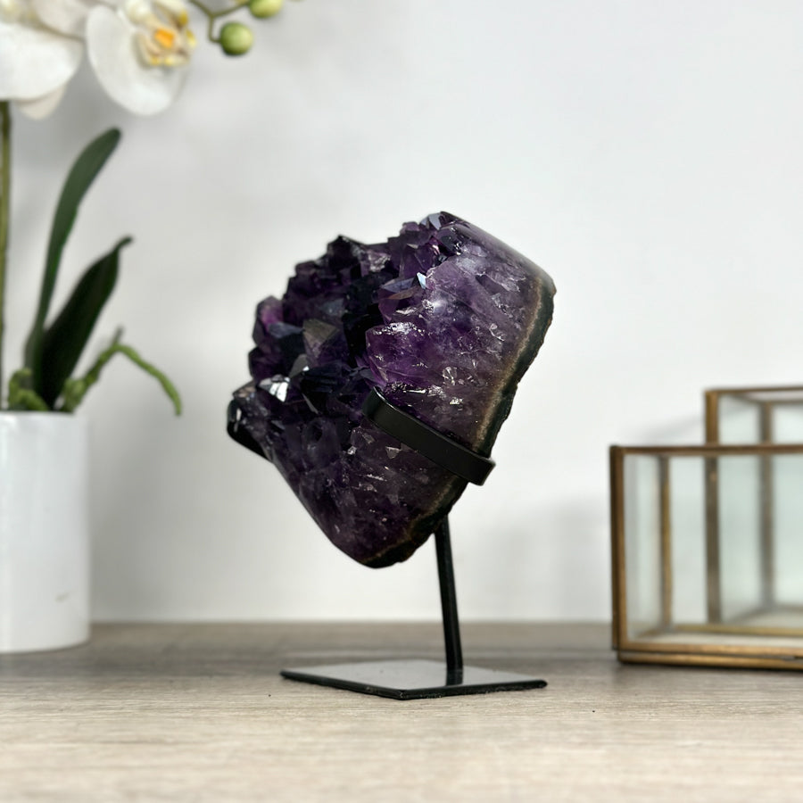 Amethyst-Herzskulptur mit großkristalliner, intensiv violetter Kristallbildung