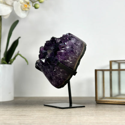 Amethyst-Herzskulptur mit großkristalliner, intensiv violetter Kristallbildung