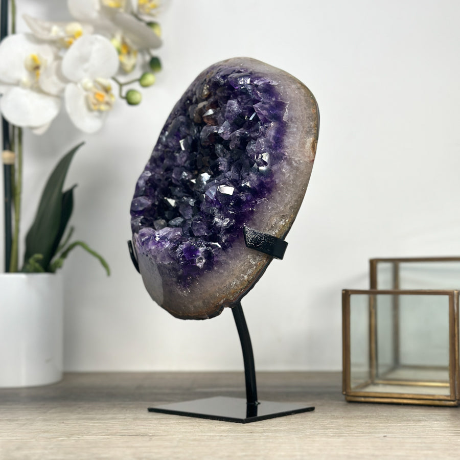 Amethyst-Kristall mit großkristalliner, lichtreflektierender Kristallstruktur