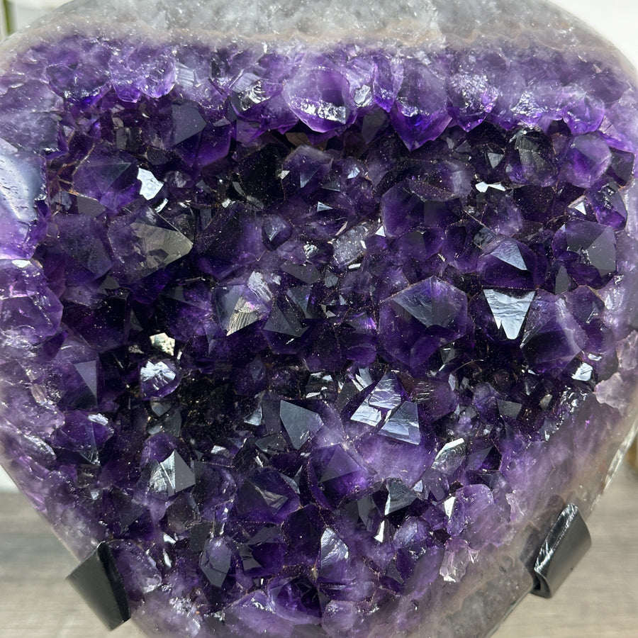 Amethyst-Kristallformation mit breit gefächerter Kristalllandschaft, in hochwertiger Naturqualität