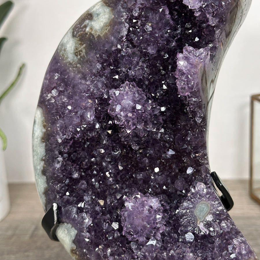 Amethyst-Jaspis-Mond mit grün durchzogener Mineralmatrix