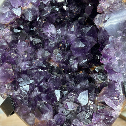 Amethyst-Cluster mit groß gewachsener, tiefvioletter Kristallzone