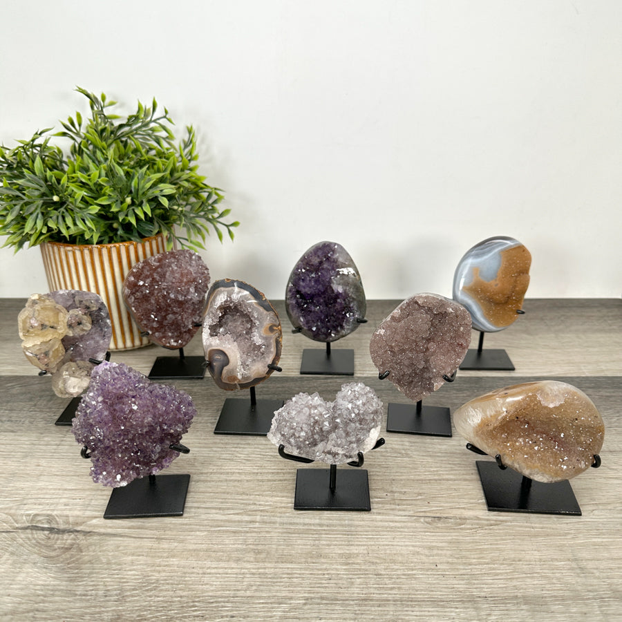 Kristallskulpturen-Set 9-teilig, mit einzigartiger Oberflächenstruktur und ausgewählter Mineralzusammenstellung