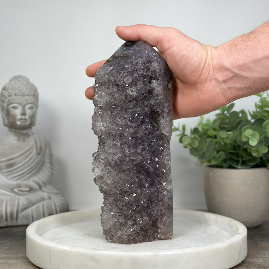 Amethyst-Obelisk mit klar ausgebildeter Kristallstruktur